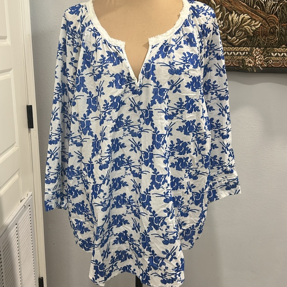Not Your Daughters Jeans Floral V Neck Blouse. Size XL